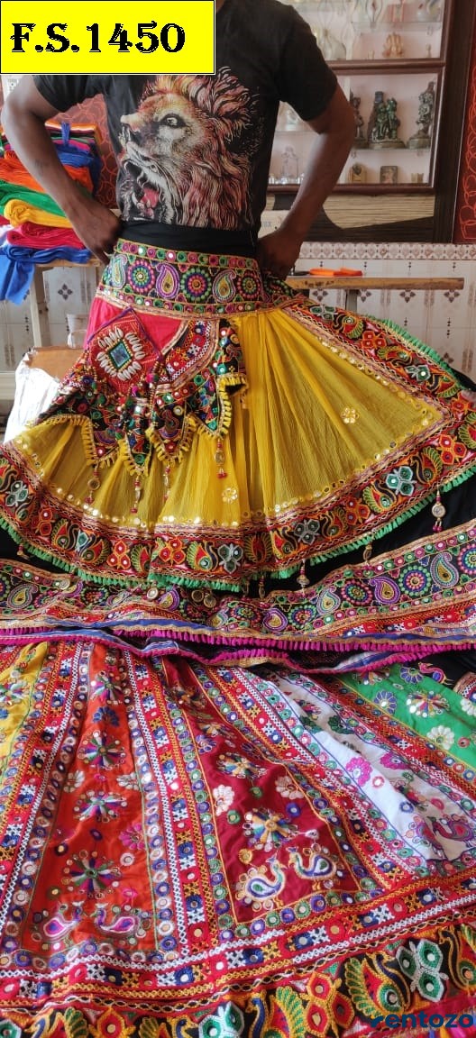 गरबा ड्रेस के लिए फेमस है यह बाजार, किराए से डिजाइनर कपड़े और ज्वेलरी लेने  उमड़ रही भीड़ - Ram bagh market is famous for garba dress crowd is  gathering for designer